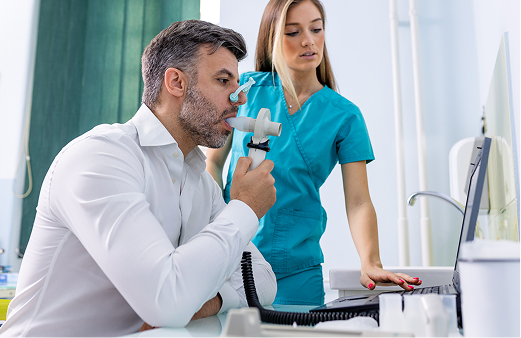 Niño usando inhalador con ayuda de profesional médico