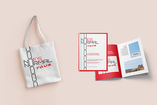 Bolso y folleto promocional del No Es Normal Tour de salud